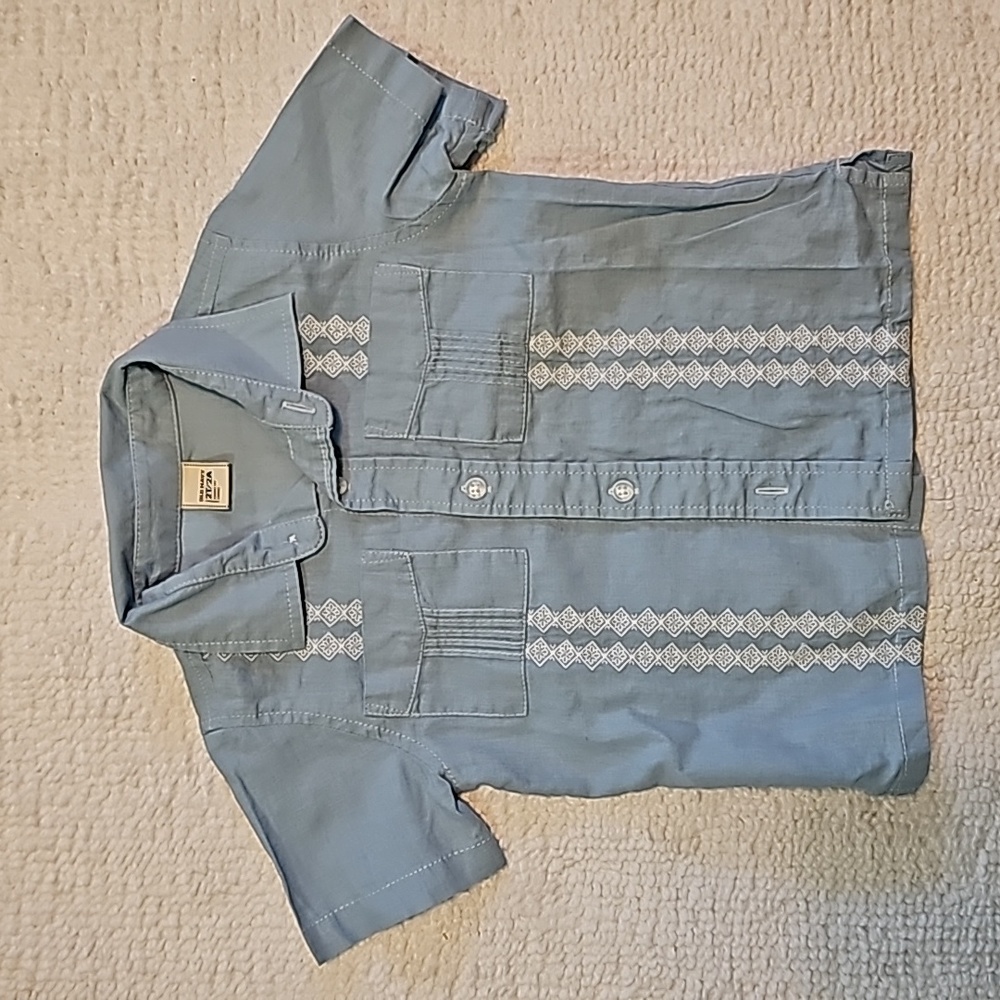 Old Navy short sleeve shirt, Size 2T/2A in Excellent like new condition